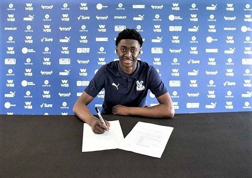 Jesurun Rak-Sakyi signing contract with CPFC