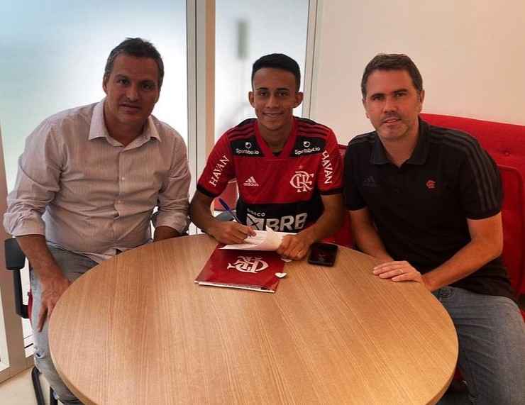 Matheus Goncalves signing contract with Flamengo